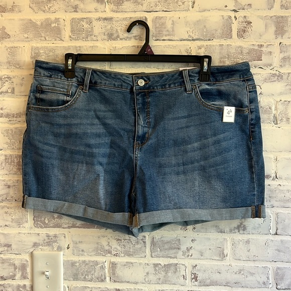 NWT Time and True Women’s Denim 4” Jean Shorts Medium Wash Denim Cuff Size 20 - Picture 1 of 6